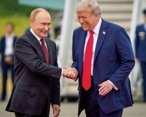 Kremlin Cools Putin-Zelensky Peace Talks as Trump Pushes