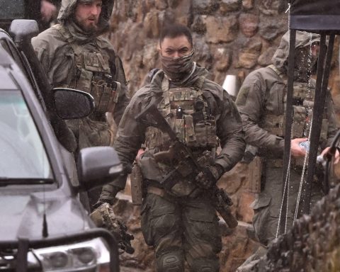 Australian Police Urge Gunman to Surrender