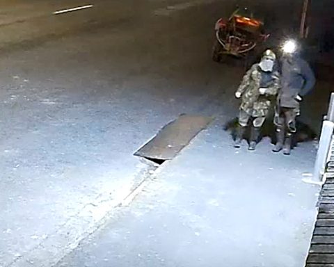 New Zealand Fugitive Father: New CCTV Shows Store Break-In