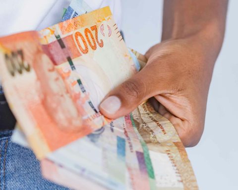 Public sector bosses cash in despite failing SOEs