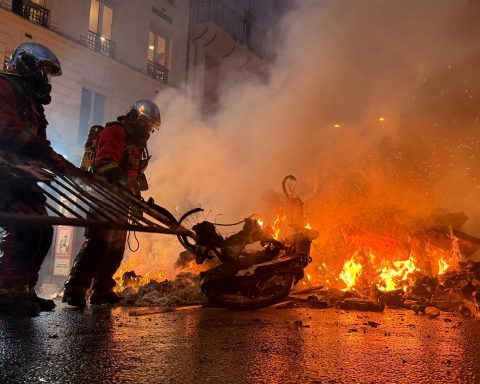Block Everything Protests Disrupt France as Lecornu Starts