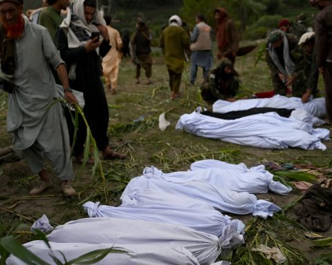 Afghanistan Earthquake Kills 800, Survivors Sleep Outside