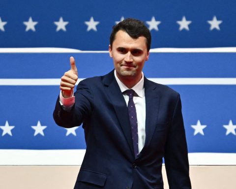 Charlie Kirk Shooting: Police Hunt Rooftop Gunman