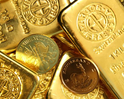 Gold Price Drop Shakes Markets Amid Volatile Pullback